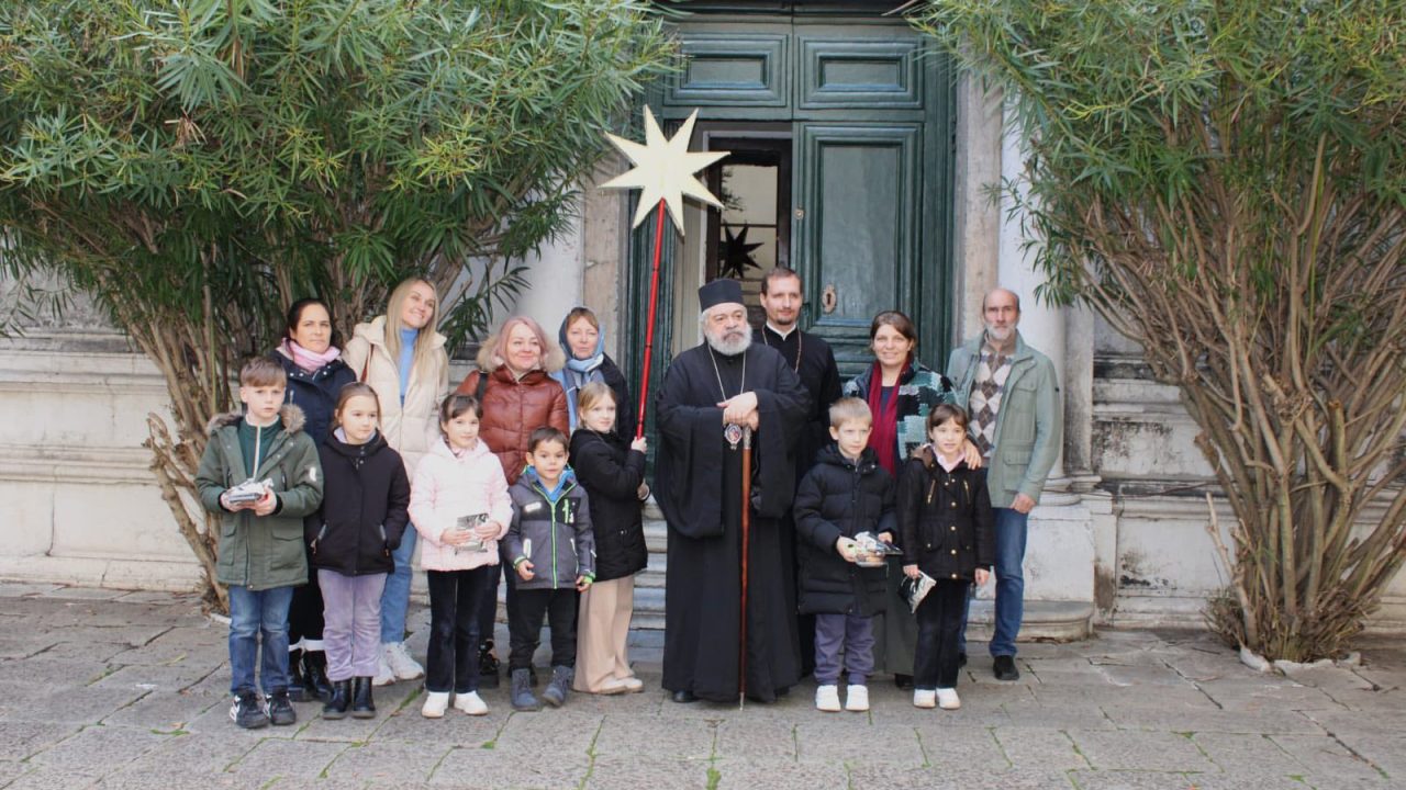 Gli auguri natalizi dei bambini al Metropolita Polycarpos