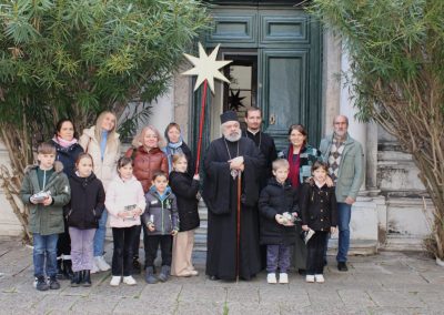 Gli auguri natalizi dei bambini al Metropolita Polycarpos