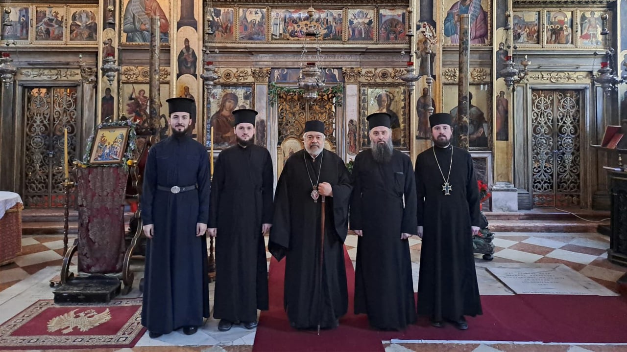 La fraternità del Monastero Ortodosso di Carbone in visita al Metropolita